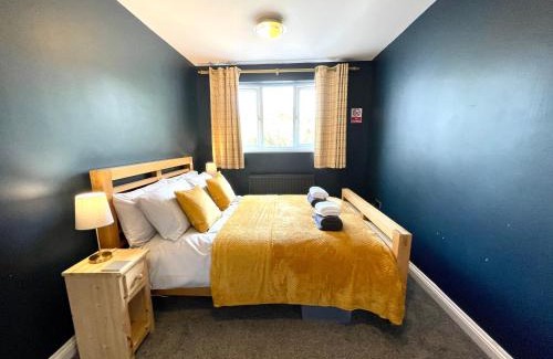 Stansted House | Large 5 bed detached house near Stansted Airport with Parking for 2 vehicles! Stansted Stays