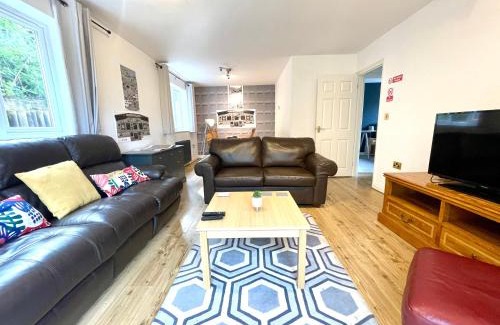 Stansted House | Large 5 bed detached house near Stansted Airport with Parking for 2 vehicles! Stansted Stays