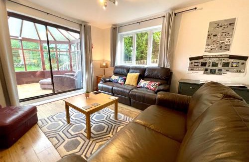 Stansted House | Large 5 bed detached house near Stansted Airport with Parking for 2 vehicles! Stansted Stays