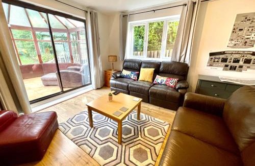 Stansted House | Large 5 bed detached house near Stansted Airport with Parking for 2 vehicles! Stansted Stays