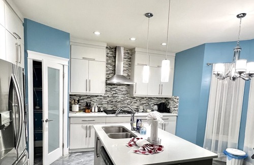 Northwest Edmonton House | ✨Large 5 bedroom home w/ parking / wifi / yard