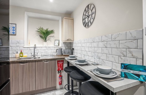 Oxford House | Large 5 Bedroom House, Free Parking, Great Transport Links, Sleeps 11