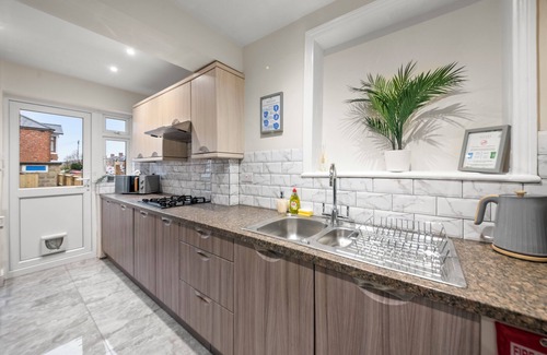 Oxford House | Large 5 Bedroom House, Free Parking, Great Transport Links, Sleeps 11