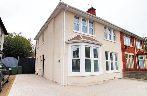 Penylan House | Large 5 Bedroom House - Harlequin Gardens by Tŷ SA