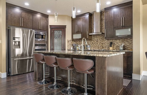 Northwest Edmonton House | Large 5BR Home » Central AC » King Bed » Netflix