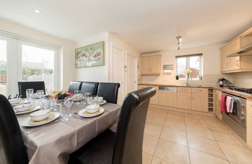 Bedford House | Large 5BR Home in Bedford Ideal for big groups