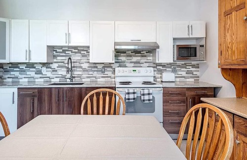 Hochelaga-Maisonneuve Apartment | Large 6 Bedroom Apartment - Beautiful Montreal