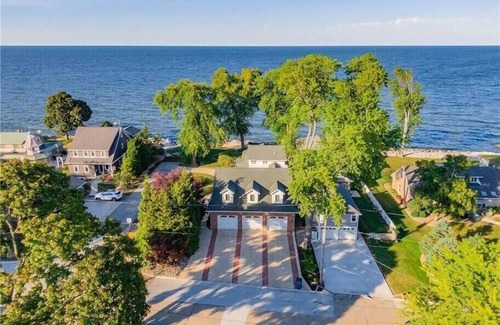 Huron House | Large 6 bedroom cozy lakefront home