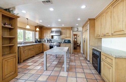 Woodland Hills House | Large 6 Bedroom House, Great Location and Valley Views