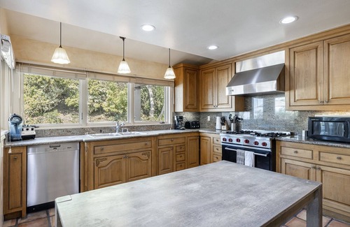 Woodland Hills House | Large 6 Bedroom House, Great Location and Valley Views