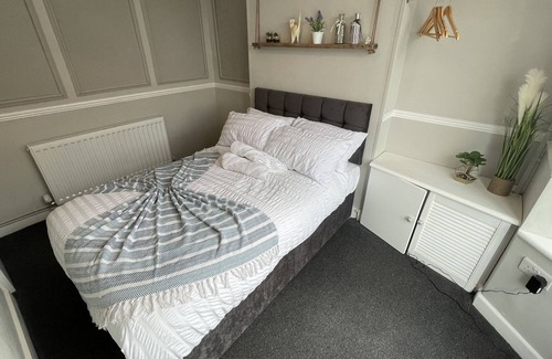 Seisdon House | Large 6 Bedroom House in Smethwick