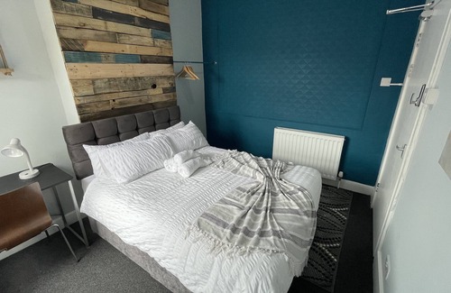 Seisdon House | Large 6 Bedroom House in Smethwick