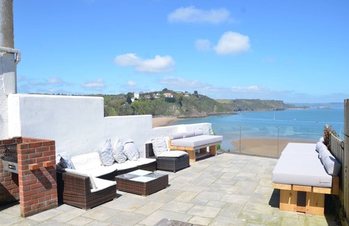 Tenby House | Large 6 bedroom house. Uninterrupted sea views - perfect for town and beaches.