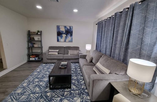 Columbia House | Large 6b/3b home with Huge Lot and RV Parking! King Bed!