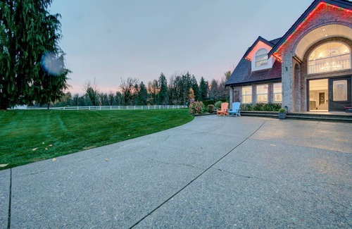 Bradner House | Large acreage w/ pool/hottub/pool table/putting Green/karaoke