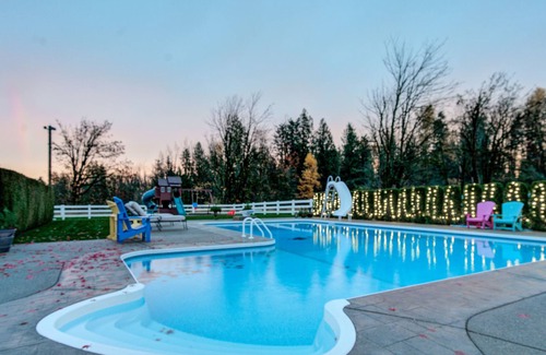 Bradner House | Large acreage w/ pool/hottub/pool table/putting Green/karaoke
