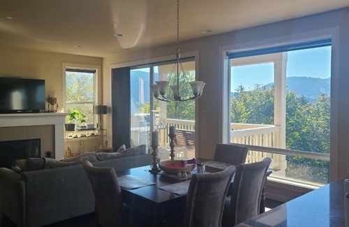 Issaquah House | Large Air Conditioned Newly Carpeted Room in Home with Views