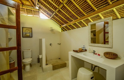 Jasri Resort | Large airy single room with garden temple view