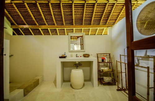 Jasri Resort | Large airy single room with garden temple view