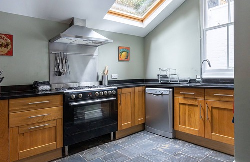 Hele House | Large All En Suite Grand House Close To Tunnels Beaches