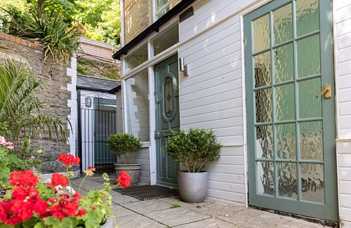 Hele House | Large All En Suite Grand House Close To Tunnels Beaches