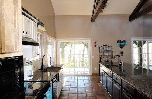 Rio Frio House | Large and Beautiful Home Directly Overlooking the Frio River