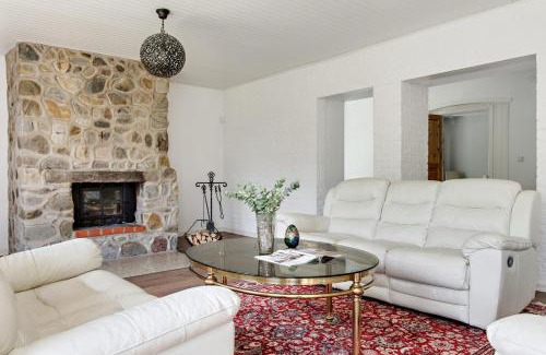 Onslunda House | Large and beautifully decorated pool house in Tomelilla, Österlen