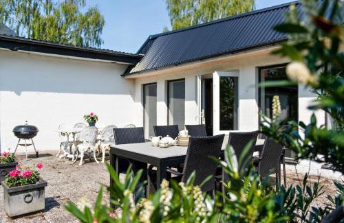 Onslunda House | Large and beautifully decorated pool house in Tomelilla, Österlen