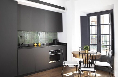 Alfalfa Apartment | Large and bright top floor 2 bedroom apartment with lovely outdoor sitting area