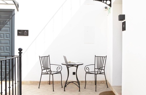 Alfalfa Apartment | Large and bright top floor 2 bedroom apartment with lovely outdoor sitting area