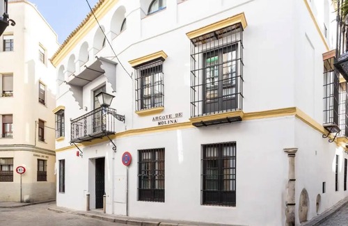 Alfalfa Apartment | Large and bright top floor 2 bedroom apartment with lovely outdoor sitting area