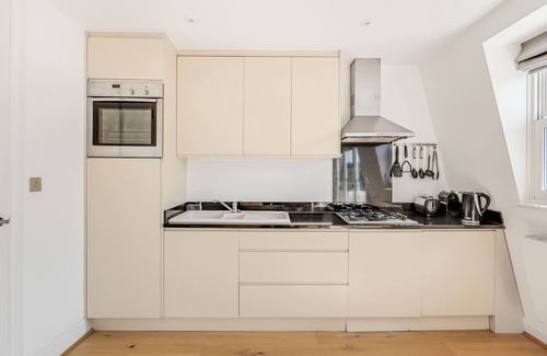 Addison Apartment | Large and Bright Victorian Townhouse with rapid transport links all over London