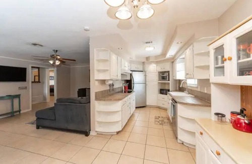 San Marcos House | Large and Cozy Home Near River and Downtown