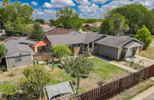 San Marcos House | Large and Cozy Home Near River and Downtown