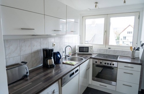 Sandershausen Apartment | Large apartment, 3 bedrooms, quiet, close to the city center, south-facing balcony, free parking spaces