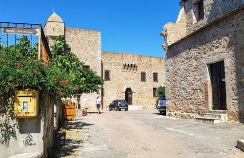 Aleria Apartment | Large apartment on the second floor of a villa overlooking Diana pond