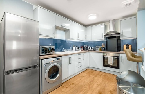 Amesbury Apartment | Large Apartment Stonehenge Amesbury Town Centre Smart TV’s Netflix FREE PARKING