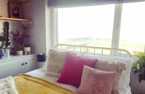 Cliftonville Apartment | Large Apartment with Sea Views by the Beach in Margate, Sleeps 4