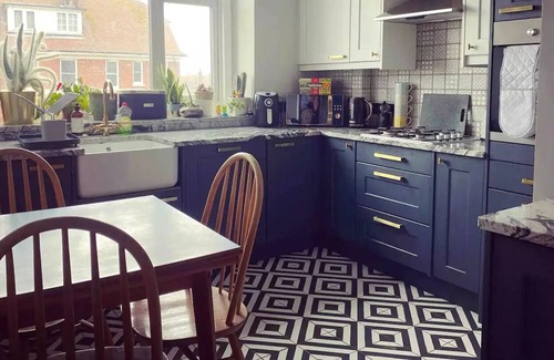 Cliftonville Apartment | Large Apartment with Sea Views by the Beach in Margate, Sleeps 4