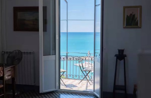 Old Town Apartment | Large apartment with incredible sea views 008065-LT-0272