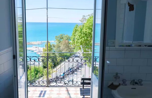 Old Town Apartment | Large apartment with incredible sea views 008065-LT-0272