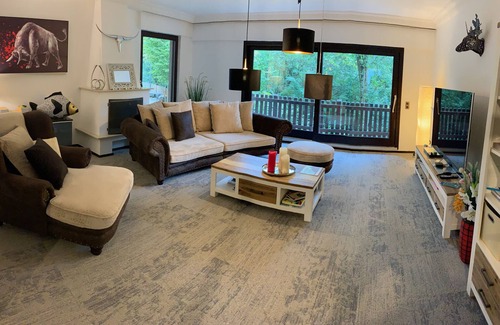 Hochdahl Apartment | Large apartment with three bedrooms, living room, kitchen, dining room, garden