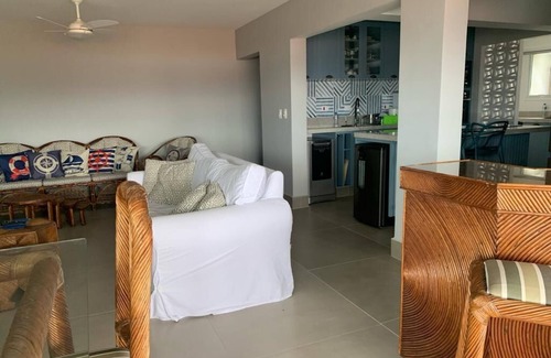 Toninhas Apartment | large apt 3 bedrooms, condominium with security and leisure area overlooking the sea