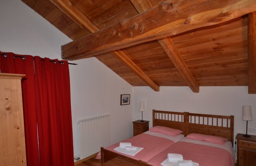 Soucheres-Basses Apartment | large attic with two bathrooms in an ancient typical residence