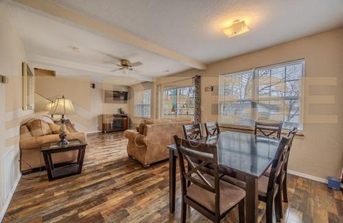 Lake Ozark House | Large Beach Cabin