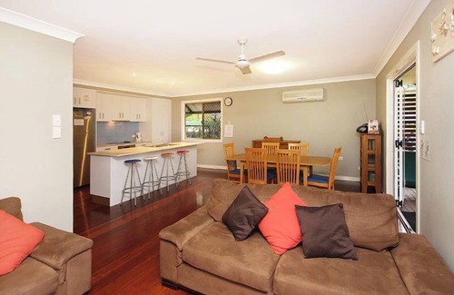 Amity Point House | Large beachside house in quiet bush surroundings