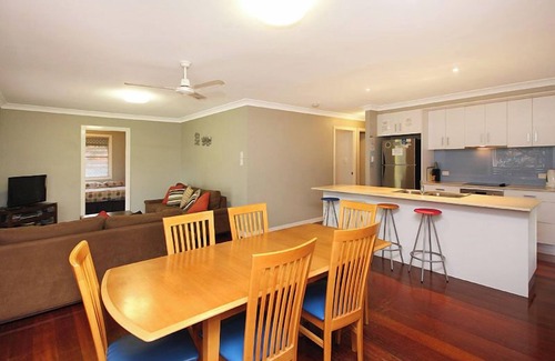 Amity Point House | Large beachside house in quiet bush surroundings