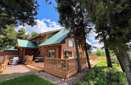 East Glacier Park Village House | Large Beautiful Log Home in East Glacier Park