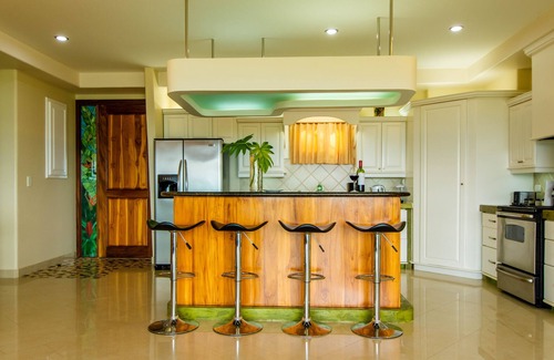 Naranjos Agrios Condo | LARGE BEAUTIFUL CONDO SUITE 2B/2B IN LAKE ARENAL