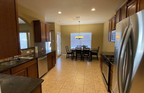 Round Rock House | Large & Beautiful SFR in Upscale Neighborhood 1 King & 4 Queens+ Sleeper. HEB